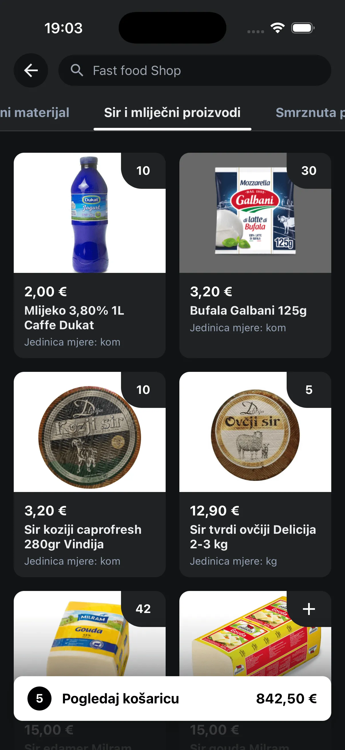 Mobilna aplikacija, B2B shop: katalog dobavljača u kategoriji Sir i mliječni proizvodi s cijenama i količinama u košarici, ukupno 842,50 €